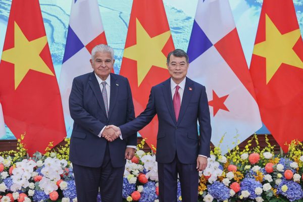 Thủ tướng và Chủ tịch Quốc hội hội kiến Tổng thống Panama