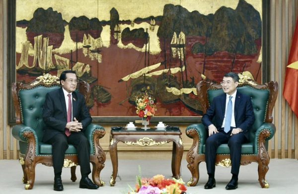 Thủ tướng: Việt Nam ưu tiên cao nhất cho củng cố, phát triển quan hệ với Lào