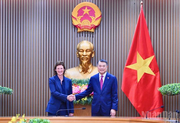 Thúc đẩy thị trường chứng khoán Việt Nam phát triển minh bạch, hiệu quả, tiệm cận chuẩn mực quốc tế
