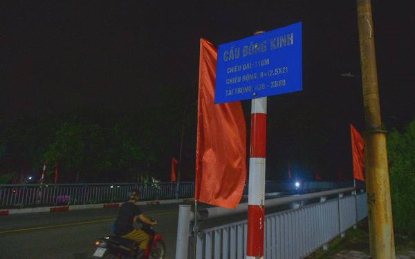 Thực hư vết nứt trên cầu Đông Kinh lan truyền giữa đêm mưa lũ