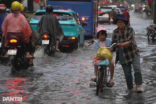Thực phẩm dính nước mưa có nên sử dụng tiếp?