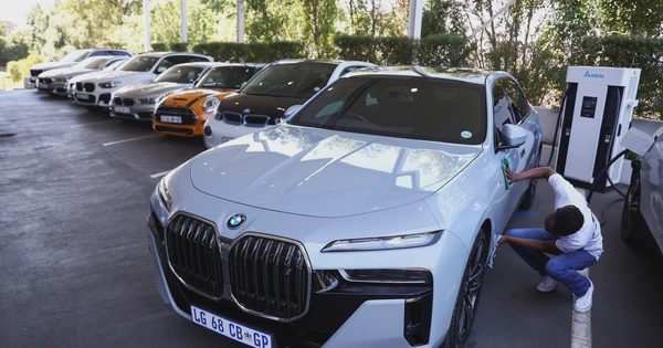 Thương nhân viên đi làm giữa trời rét, bà chủ tặng xe sang BMW