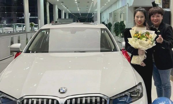 Thương nhân viên đi làm trong giá rét, bà chủ chi tiền tặng xe sang