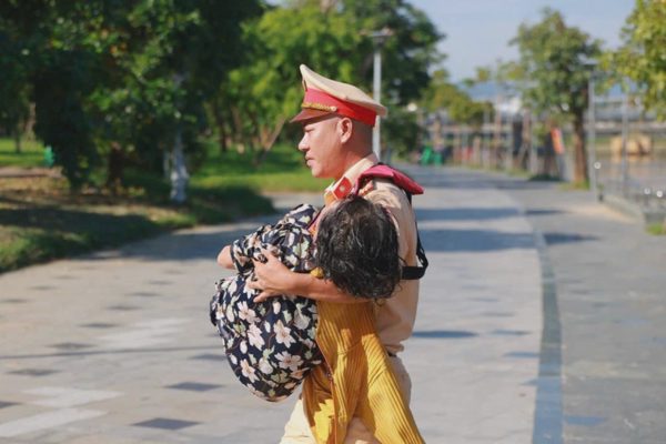 Thượng tá cảnh sát bơi ra sông Hương cứu người phụ nữ