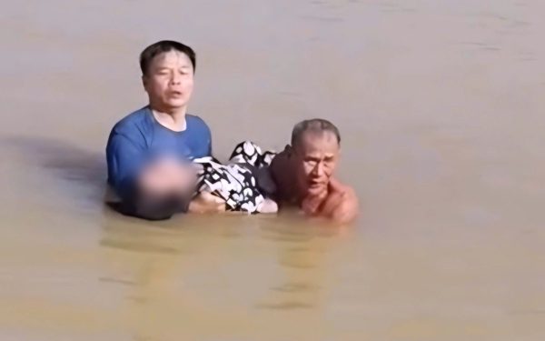 Thượng tá CSGT ở Huế lao xuống sông Hương cứu người đuối nước