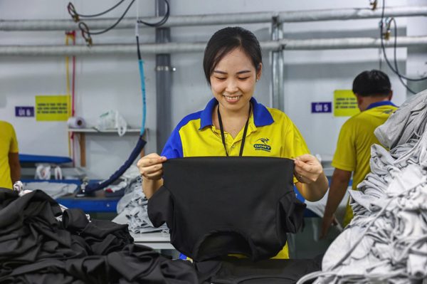 Thưởng Tết từ tháng 11: Công nhân đỡ lo tiền trọ, đặt vé xe về quê