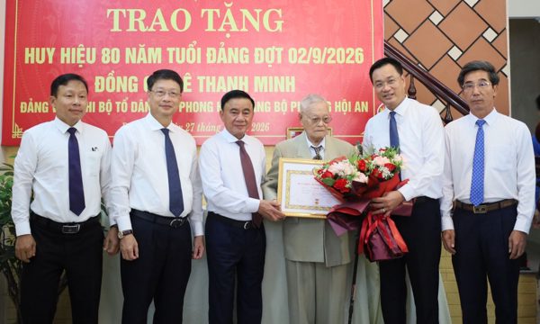 Thường trực Ban Bí thư dự lễ trao Huy hiệu 80 năm tuổi Đảng