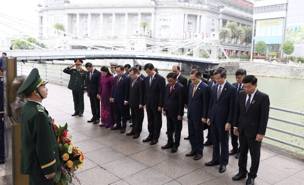 Thường trực Ban Bí thư Trần Cẩm Tú dâng hoa tại tượng đài Chủ tịch Hồ Chí Minh
