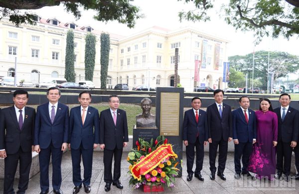 Thường trực Ban Bí thư Trần Cẩm Tú dâng hoa tưởng niệm Chủ tịch Hồ Chí Minh tại Singapore