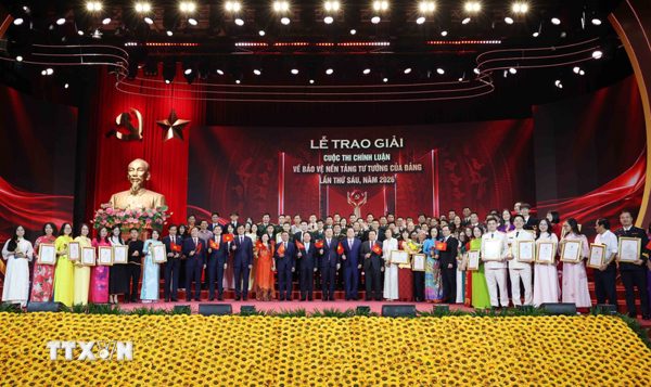 Thường trực Ban Bí thư Trần Cẩm Tú dự Lễ trao giải Cuộc thi chính luận về bảo vệ nền tảng tư tưởng của Đảng lần thứ 6