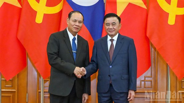 Thường trực Ban Bí thư Trần Cẩm Tú hội đàm với Thường trực Ban Bí thư Trung ương Đảng Nhân dân Cách mạng Lào Vilay Lakhamphong