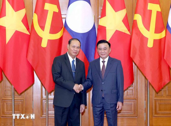 Thường trực Ban Bí thư Trần Cẩm Tú hội đàm với Thường trực Ban Bí thư Trung ương Đảng Nhân dân Cách mạng Lào