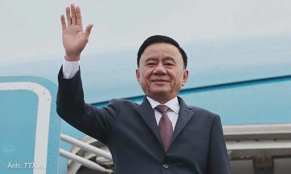 Thường trực Ban Bí thư Trần Cẩm Tú lên đường thăm Singapore