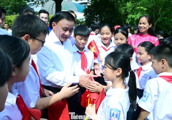 Thường trực Ban Bí thư Trần Cẩm Tú thăm, tặng quà Làng trẻ SOS Hà Nội dịp Trung thu