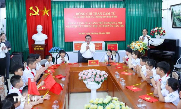 Thường trực Ban Bí thư Trần Cẩm Tú trao quà Trung Thu cho Làng trẻ em SOS Hà Nội