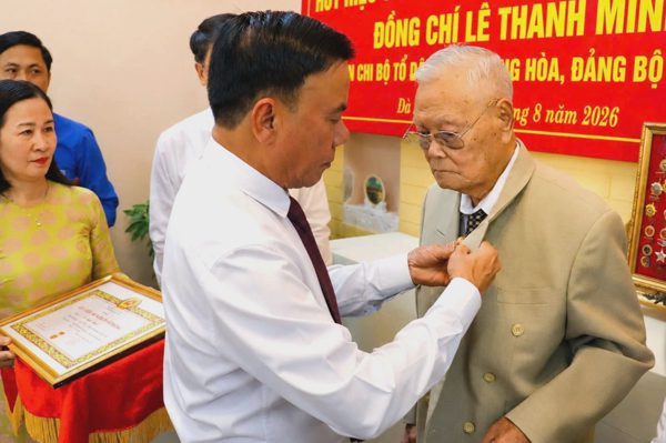 Thường trực Ban Bí thư trao tặng Huy hiệu 80 năm tuổi Đảng tại Đà Nẵng