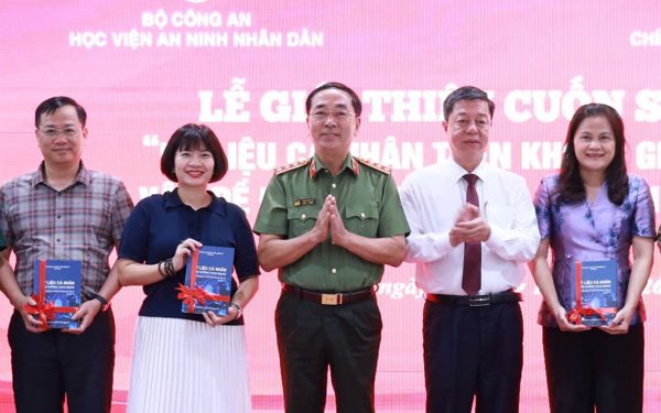Thượng tướng Trần Quốc Tỏ biên soạn sách về bảo vệ dữ liệu cá nhân trên không gian mạng
