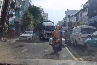 Thượng úy cảnh sát dùng mô tô đặc chủng mở đường cho chồng đưa vợ sắp sinh đến viện