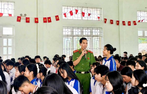 Thượng úy Công an mặc sắc phục đứng lớp, dạy học miễn phí