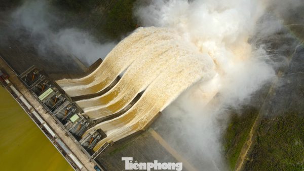 Thủy điện lớn nhất Bắc miền Trung xả lũ trước ảnh hưởng của bão số 4