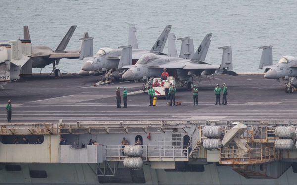 Thủy thủ tàu USS Abraham Lincoln làm nail, mát xa, uống dừa ở Thái Lan, cảm giác như 'đang mơ'