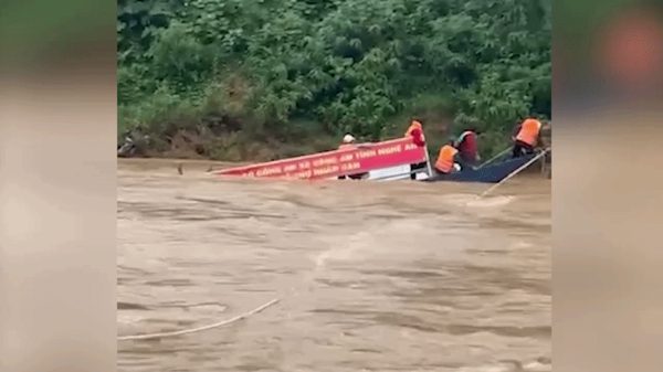 Thuyền chở 10 người chạy lũ bị chìm trên sông