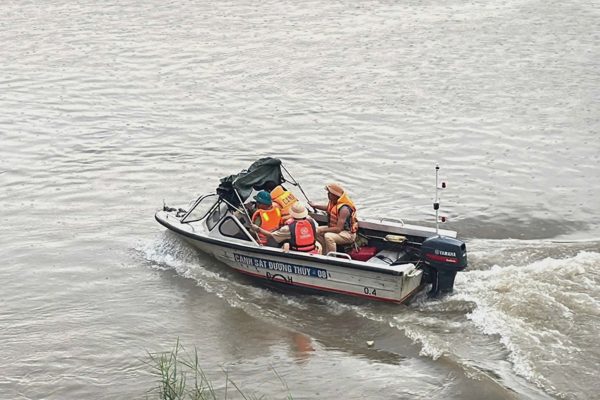 Thuyền chở đoàn kiểm lâm bị chìm trên sông Hồng, một người mất tích