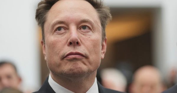 Tỉ phú Musk cáo buộc Ukraine vi phạm điều khoản dịch vụ Starlink