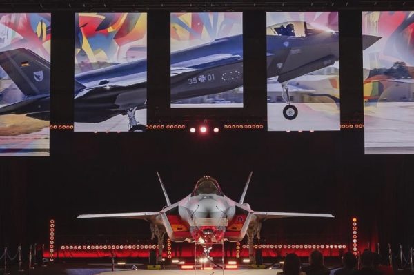 "Tia chớp" F-35 đầu tiên về tay, Đức củng cố vai trò trong ô hạt nhân NATO
