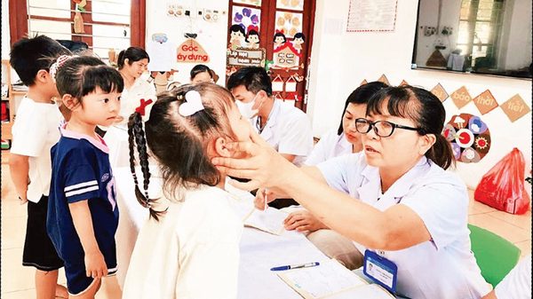 Tích cực khám, chữa bệnh cho người dân