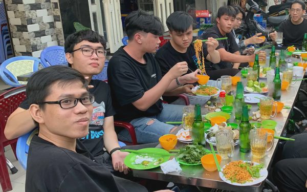 Tiệc tùng là chĩa máy chụp hình, quay phim người khác mà không hỏi ý kiến