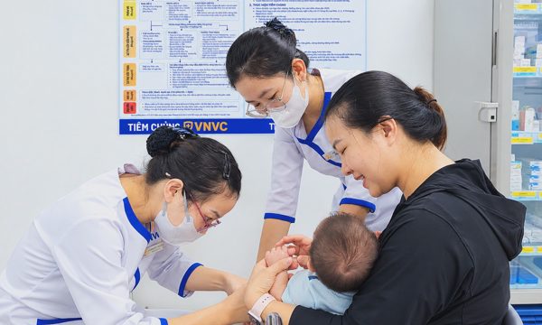 Tiêm cùng lúc vaccine tay chân miệng và não mô cầu được không?