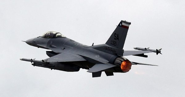 Tiêm kích F-16 Mỹ bốc cháy dữ dội sau khi rơi, nghi do đâm trúng chim