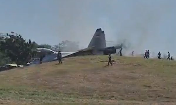 Tiêm kích Su-30 lao khỏi đường băng, suýt đâm vào hàng rào