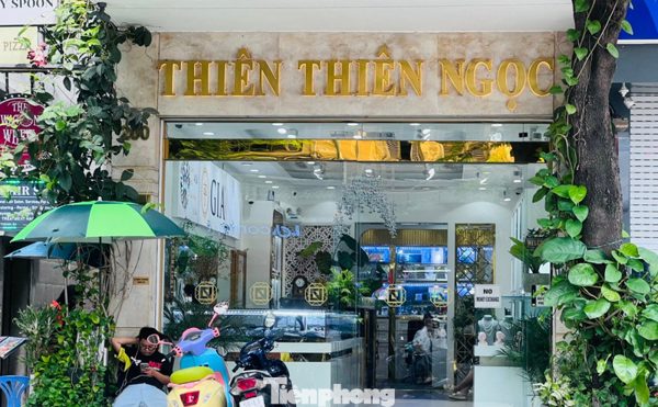 Tiệm kim cương mở cửa, khách bán chờ cả năm mới được nhận tiền