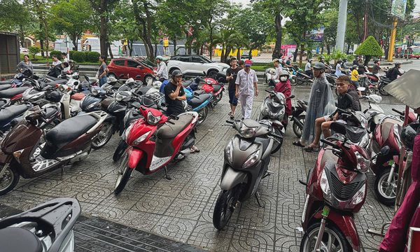 Tiệm sửa xe quá tải sau mưa kỷ lục ở Vinh