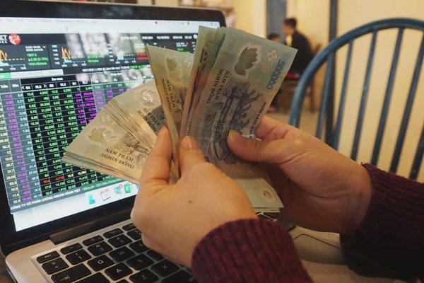 Tiền ngoại trở lại giải ngân, VN-Index tăng 17 điểm