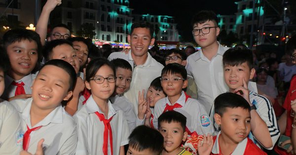 Tiền vệ Hai Long cùng hàng nghìn trẻ em vui trung thu bên vịnh Hạ Long