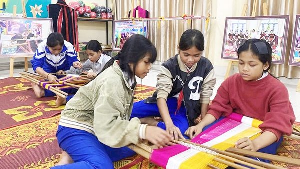 Tiếng khung cửi ngân giữa sân trường biên giới