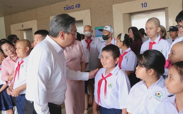 Tiếng trống khai giảng giữa bệnh viện: 'Con muốn được hết bệnh để đi học cùng với bạn'