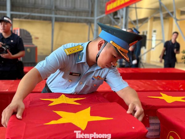 Tiếp nhận 13.563 mẫu sinh phẩm hài cốt liệt sĩ từ TPHCM ra Hà Nội giám định ADN