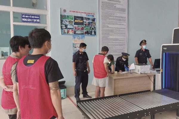 Tiếp nhận 43 người Việt từ Campuchia, phát hiện đối tượng bị truy nã