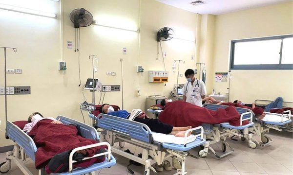 Tiếp nhận cấp cứu, điều trị hàng chục người nghi ngộ độc thực phẩm tại Huế