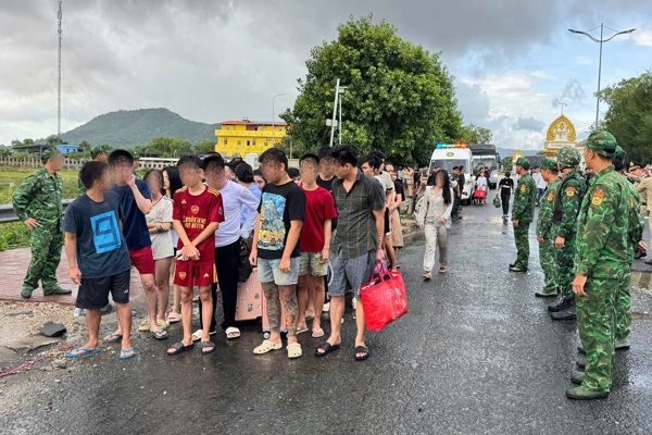 Tiếp nhận hàng trăm công dân Việt Nam do Campuchia trao trả