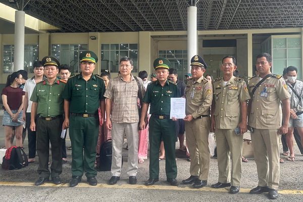 Tiếp nhận hơn 100 công dân Việt Nam do phía Campuchia bàn giao
