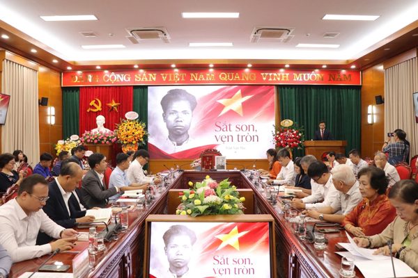 Tiếp nhận nhiều hiện vật do gia đình của cố lão thành Cách mạng Trần Văn Mạc hiến tặng