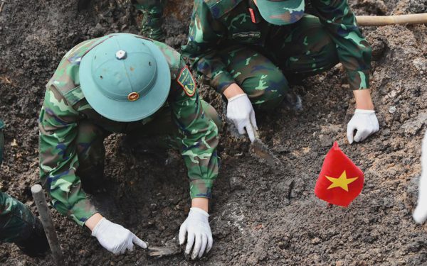 Tiếp tục mở rộng phạm vi tìm kiếm, tìm thấy thêm 8 bộ hài cốt liệt sĩ ở công viên Lê Thị Riêng