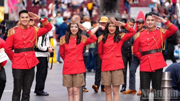 Tiếp viên Vietjet rạng rỡ mang sắc đỏ Việt Nam đến New York
