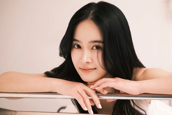 Tiết lộ về nữ thạc sĩ cao 1,56m đóng cùng diễn viên nghìn tỷ Tuấn Trần