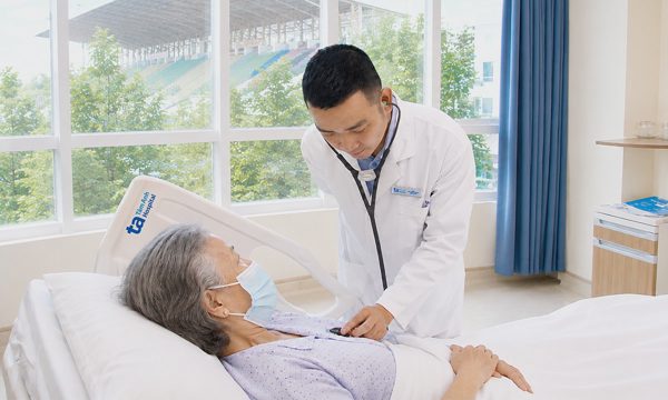 Tiết sữa bất thường ở tuổi 68 do u tuyến yên